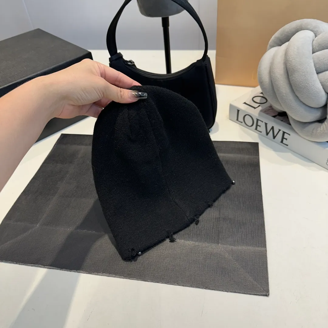 P70 Crow Heart Autumn and Winter Wool Knitted Beanie This must be the favorite of minimalism. It is clean, neat, fashionable and versatile, and will definitely not be picky about your face shape! A fashionable classic that lasts forever! Fashionable black and white can be purchased together!